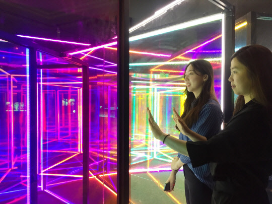 현대백화점이 26일까지 서울 미아점 10층 문화홀에서 '클림트 인사이드' 미디어아트 전시전을 진행한다. 이번 전시에서는 구스타프 클림트의 대표작 '키스' '영원을 꿈꾸는 여인' 등을 LED화면과 조명으로 재구성해 설치예술 작품으로 선보인다. 이날 미아점 전시전에서 고객들이 설치예술작품 '쉘터'를 둘러보고 있다. <현대백화점그룹 제공>